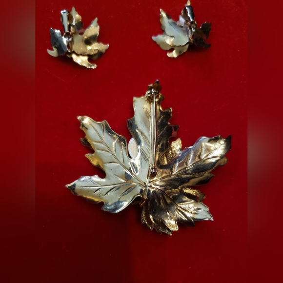 Vintage Leaf Brooch & Earrings Set Perfect for Fall or all Year long - Picture 3 of 8